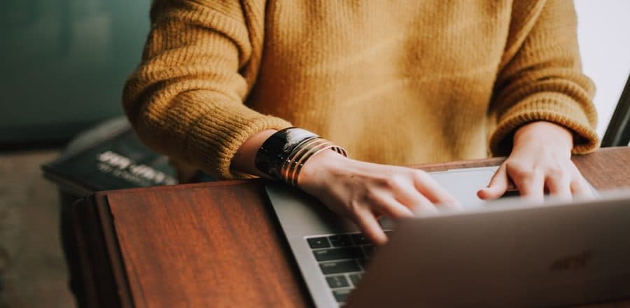 Community manager freelance vs agence en 2026 : le comparatif complet