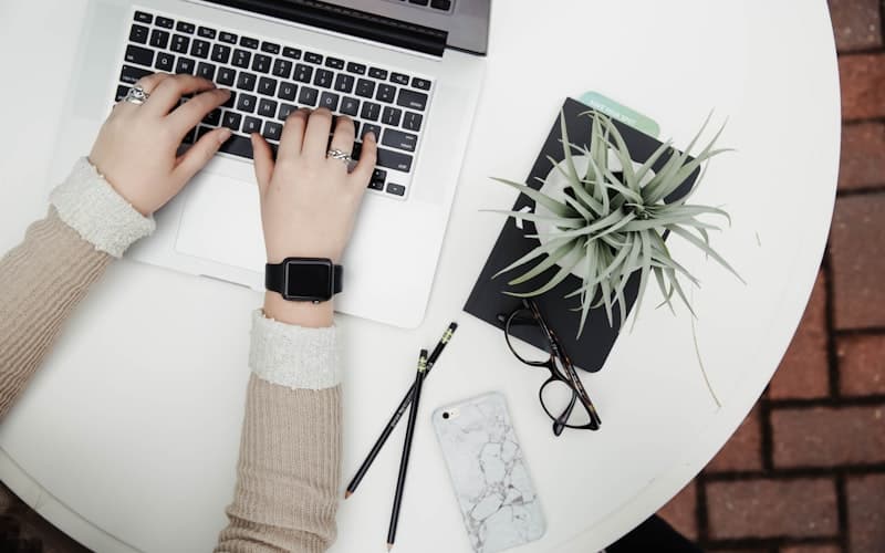 Coaching réseaux sociaux ou formation en ligne : laquelle choisir pour votre business ?