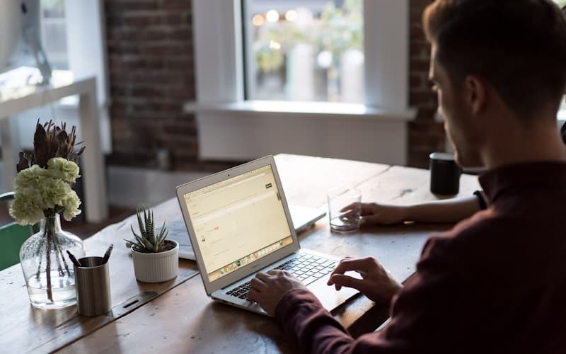 Comment devenir community manager freelance : le guide pour se lancer