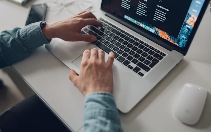 Social media manager freelance : différences avec le CM, missions et comment choisir